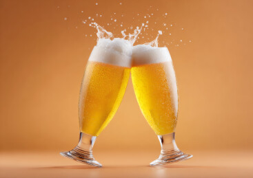 两杯啤酒正在碰杯