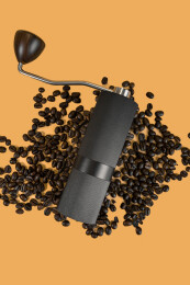 黑色手动咖啡研磨器与咖啡豆