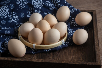 桌面木框上摆放着新鲜的鸡蛋