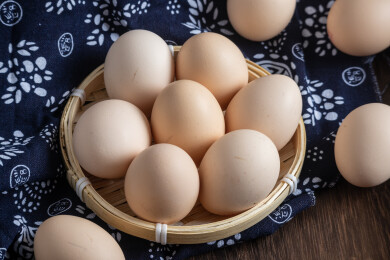 桌面木框上摆放着新鲜的鸡蛋