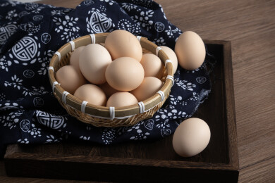 桌面木框上摆放着新鲜的鸡蛋