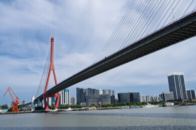 蓝天下的上海杨浦大桥