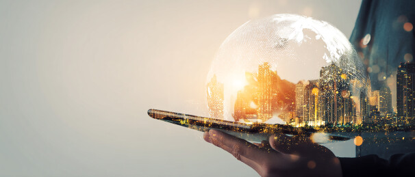 ​商人持地球仪与平板的概念图