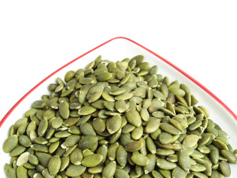 一盘子营养丰富的坚果南瓜子南瓜仁的白底图