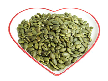 一盘子营养丰富的坚果南瓜子南瓜仁的白底图