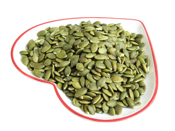 一盘子营养丰富的坚果南瓜子南瓜仁的白底图