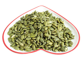 一盘子营养丰富的坚果南瓜子南瓜仁的白底图