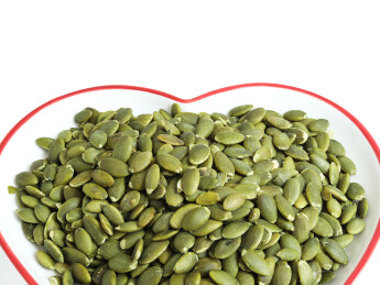 一盘子营养丰富的坚果南瓜子南瓜仁的白底图