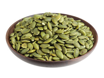 一盘子营养丰富的坚果南瓜子南瓜仁的白底图