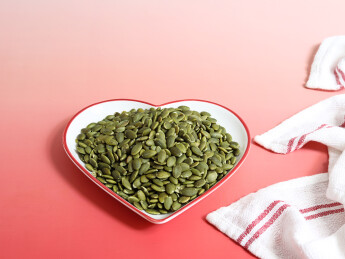 红色桌面上的一盘子坚果年货南瓜子南瓜仁