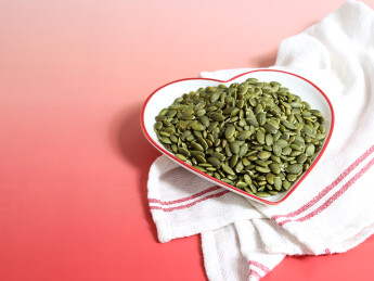 红色桌面上的一盘子坚果年货南瓜子南瓜仁