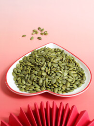 红色桌面上的一盘子坚果年货南瓜子南瓜仁