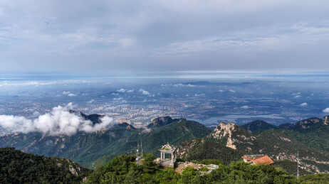 泰山顶俯瞰壮美山景