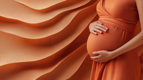 孕妇温柔抚摸孕肚温暖画面