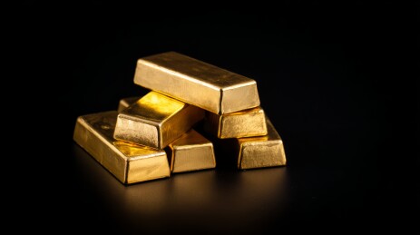 灯光下叠放着的金条