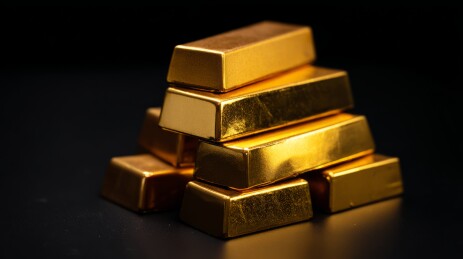 灯光下叠放着的金条