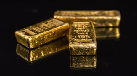灯光下叠放着的金条