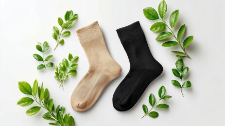 简约自然风的袜子搭配绿叶装饰