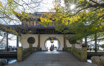 杭州西湖秋天平湖秋月圆拱门古建筑红枫