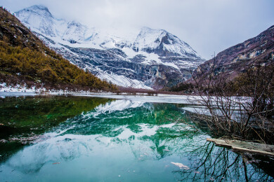 稻丁亚城湖泊与雪山