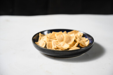 桌面上的盘子里的美味可口的虾片