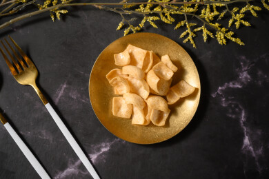 桌面上的盘子里的美味可口的虾片