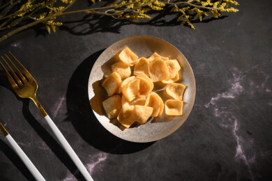 桌面上的盘子里的美味可口的虾片