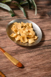 桌面上的盘子里的美味可口的虾片