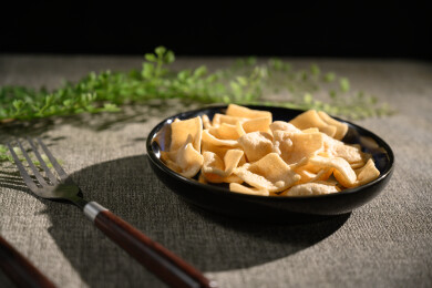 桌面上的盘子里的美味可口的虾片
