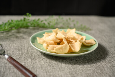 桌面上的盘子里的美味可口的虾片