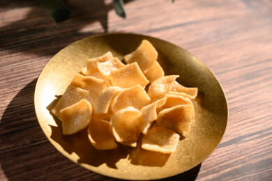 桌面上的盘子里的美味可口的虾片