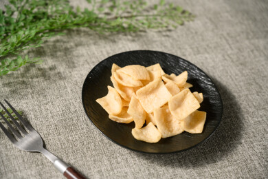 桌面上的盘子里的美味可口的虾片