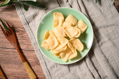 桌面上的盘子里的美味可口的虾片