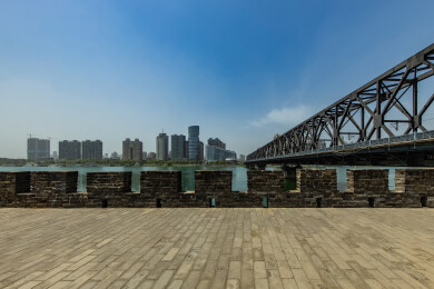 中国湖北省襄阳市古城墙汉江钢架桥梁建筑