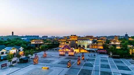 中国湖北省襄阳市夜晚盛世唐城影视城建筑