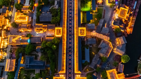 中国湖北省襄阳市夜晚盛世唐城影视城建筑