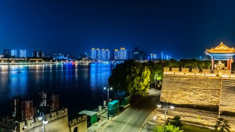 中国湖北省襄阳市夜晚襄阳夫人城古城墙建筑