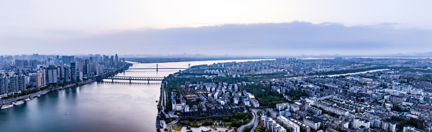 中国湖北省襄阳市汉江外滩高楼大厦建筑