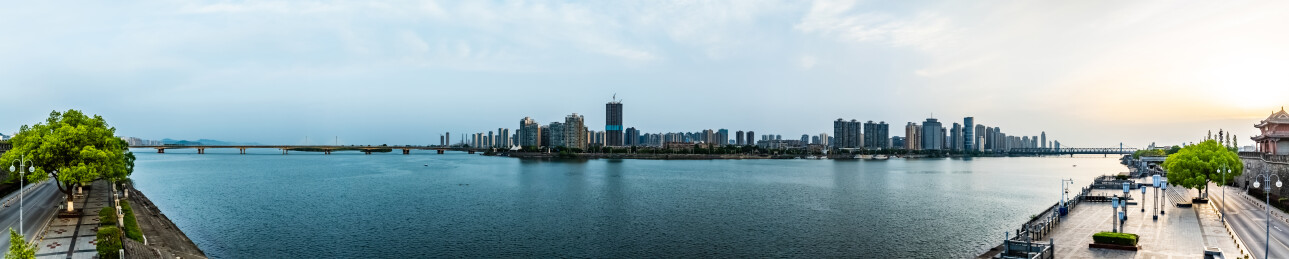 中国湖北省襄阳市汉江外滩高楼大厦建筑