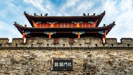 中国湖北省襄阳市古城临汉门城楼园林建筑