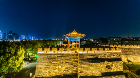 中国湖北省襄樊市夜晚襄阳夫人城古城墙建筑