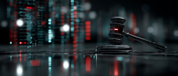 绚丽霓虹灯光下的法槌形象