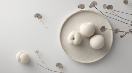 木质盘上的白桃