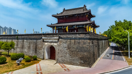 中国湖北省襄阳市古城震华门屯兵城园林建筑