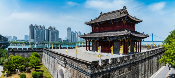 中国湖北省襄阳市古城震华门屯兵城园林建筑