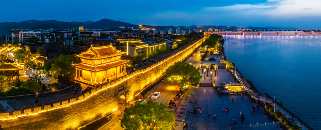 中国湖北省襄阳市夜晚古城临汉门城楼建筑