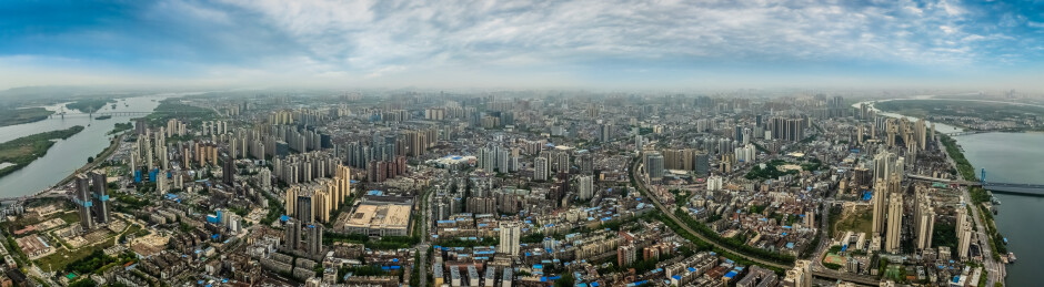 中国湖北省襄阳市汉江外滩高楼大厦建筑