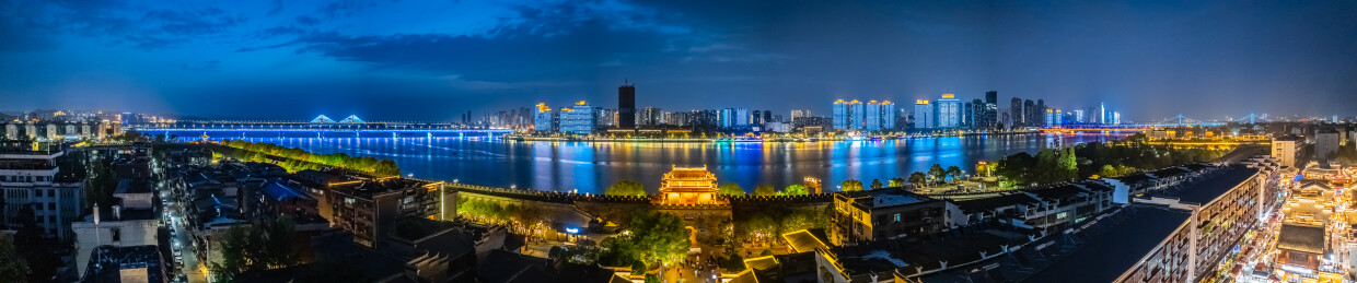 中国湖北省襄阳市夜晚古城临汉门城楼建筑