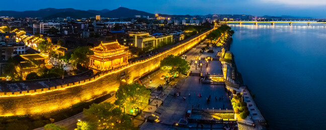 中国湖北省襄阳市夜晚古城临汉门城楼建筑