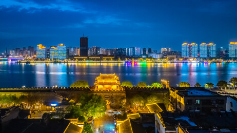 中国湖北省襄阳市夜晚古城临汉门城楼建筑